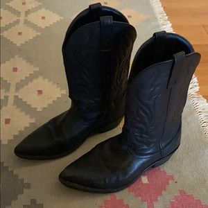 Men’s black cowboy boots. Size 9.